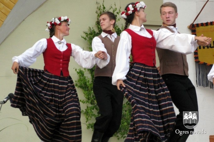 Jāņu ielīgošana Suntažu estrādē (foto: Aldis Eglītis)