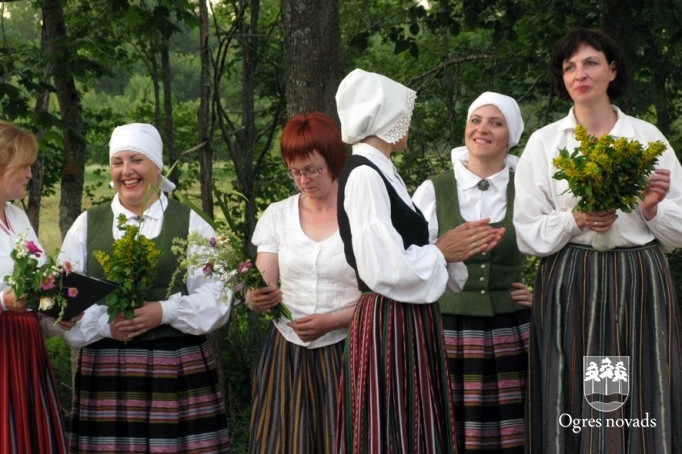 Jāņu ielīgošana Suntažu estrādē (foto: Aldis Eglītis)