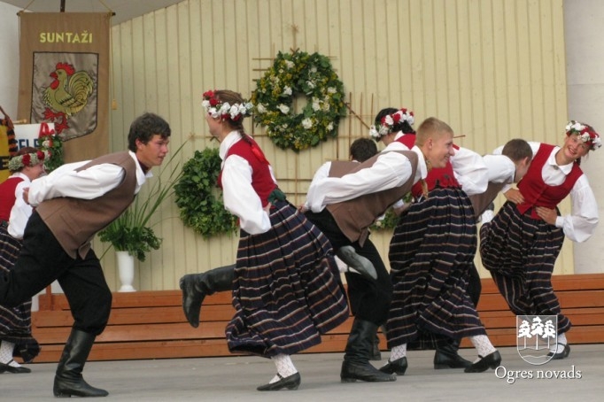 Jāņu ielīgošana Suntažu estrādē (foto: Aldis Eglītis)