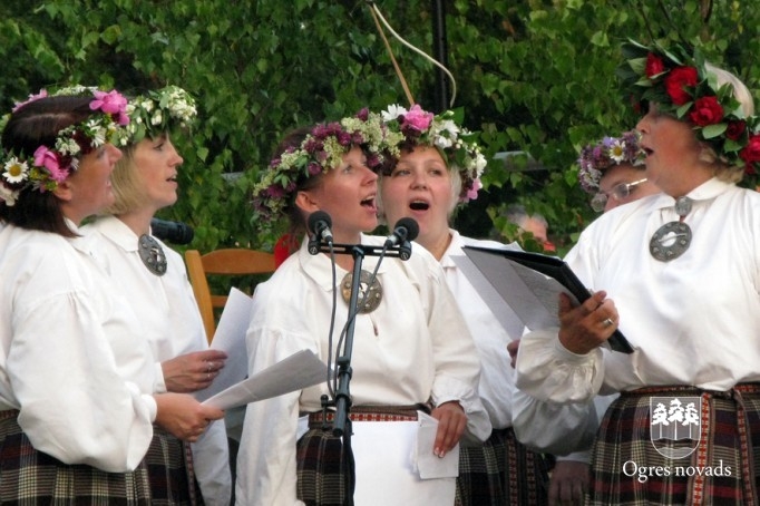 Jāņu ielīgošana Suntažu estrādē (foto: Aldis Eglītis)