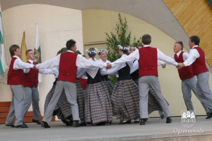Jāņu ielīgošana Suntažu estrādē (foto: Aldis Eglītis)