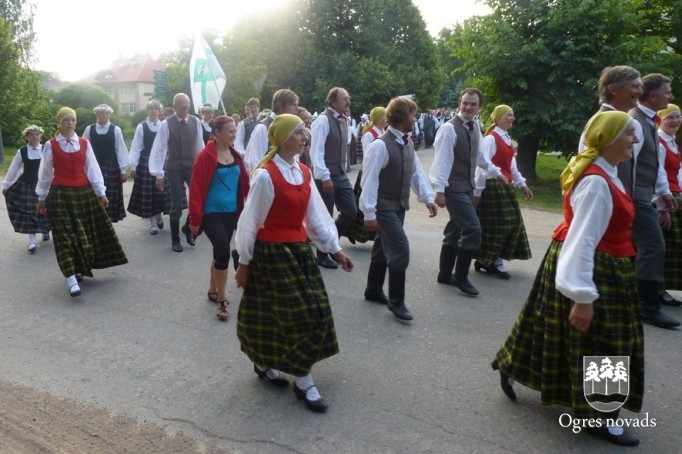 Jāņu ielīgošana Suntažu estrādē (foto: Aldis Eglītis)
