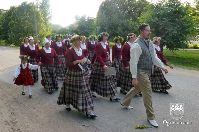 Jāņu ielīgošana Suntažu estrādē (foto: Aldis Eglītis)