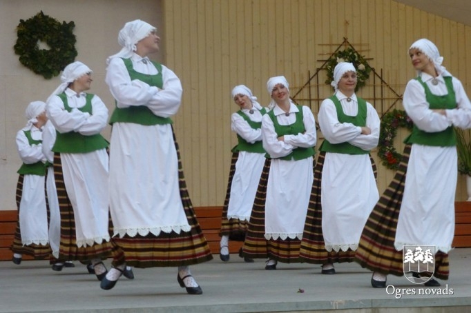 Jāņu ielīgošana Suntažu estrādē (foto: Aldis Eglītis)