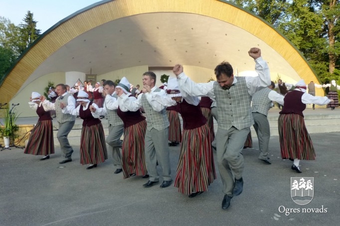Jāņu ielīgošana Suntažu estrādē (foto: Aldis Eglītis)