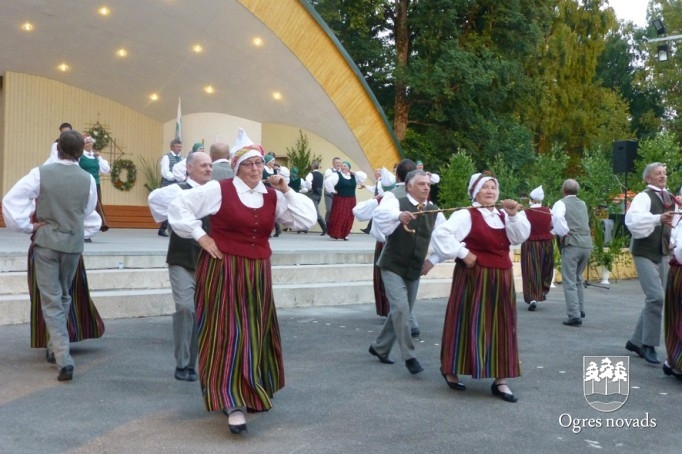 Jāņu ielīgošana Suntažu estrādē (foto: Aldis Eglītis)