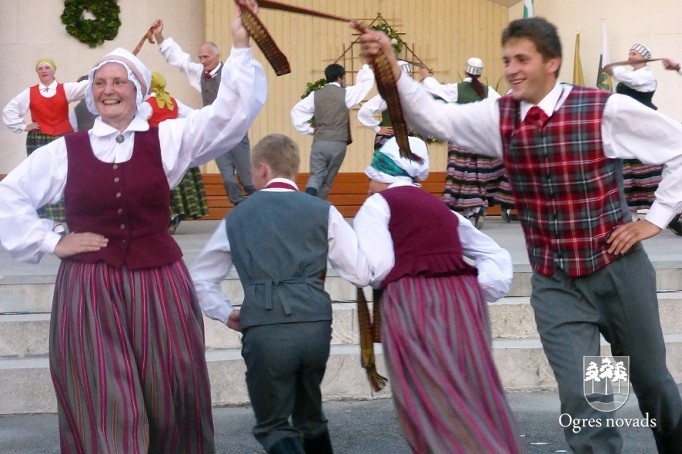 Jāņu ielīgošana Suntažu estrādē (foto: Aldis Eglītis)