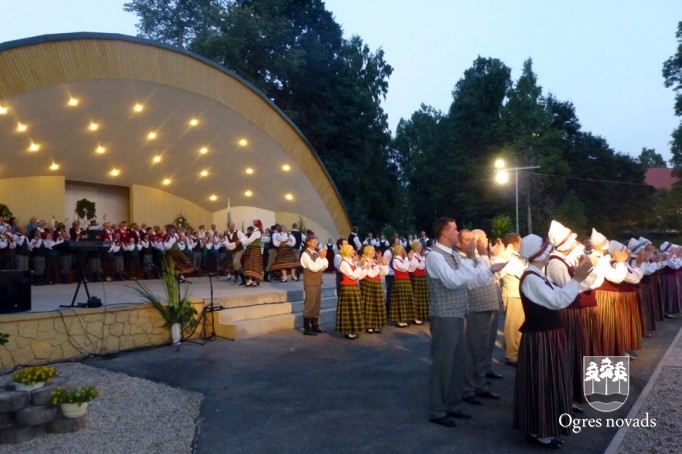 Jāņu ielīgošana Suntažu estrādē (foto: Aldis Eglītis)