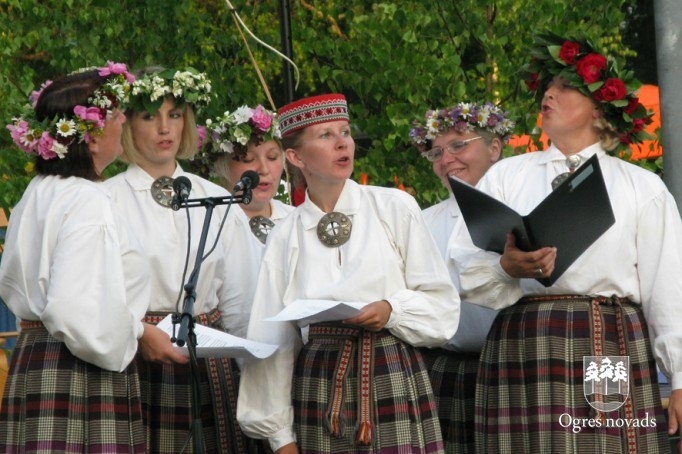 Jāņu ielīgošana Suntažu estrādē (foto: Aldis Eglītis)