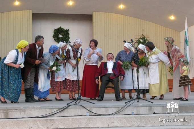 Jāņu ielīgošana Suntažu estrādē (foto: Aldis Eglītis)