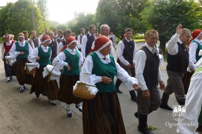 Jāņu ielīgošana Suntažu estrādē (foto: Aldis Eglītis)