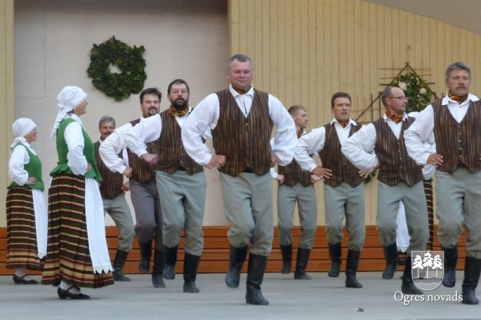 Jāņu ielīgošana Suntažu estrādē (foto: Aldis Eglītis)
