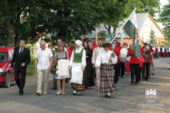 Jāņu ielīgošana Suntažu estrādē (foto: Aldis Eglītis)