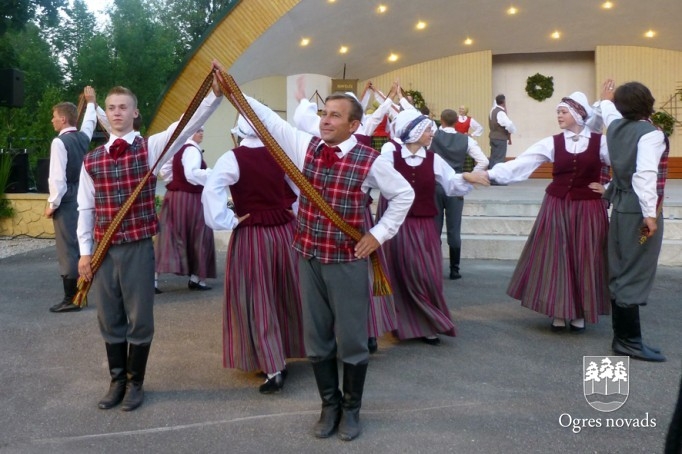 Jāņu ielīgošana Suntažu estrādē (foto: Aldis Eglītis)