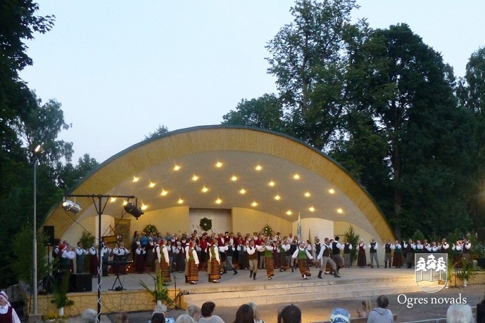 Jāņu ielīgošana Suntažu estrādē (foto: Aldis Eglītis)