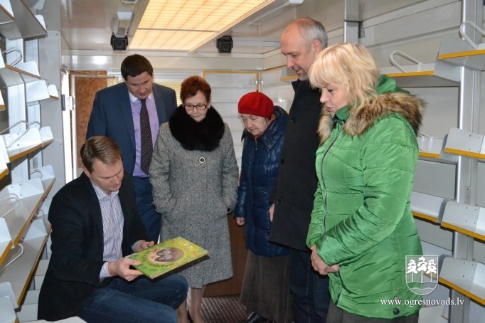 Jaunais bibliobuss ieradies Ogrē