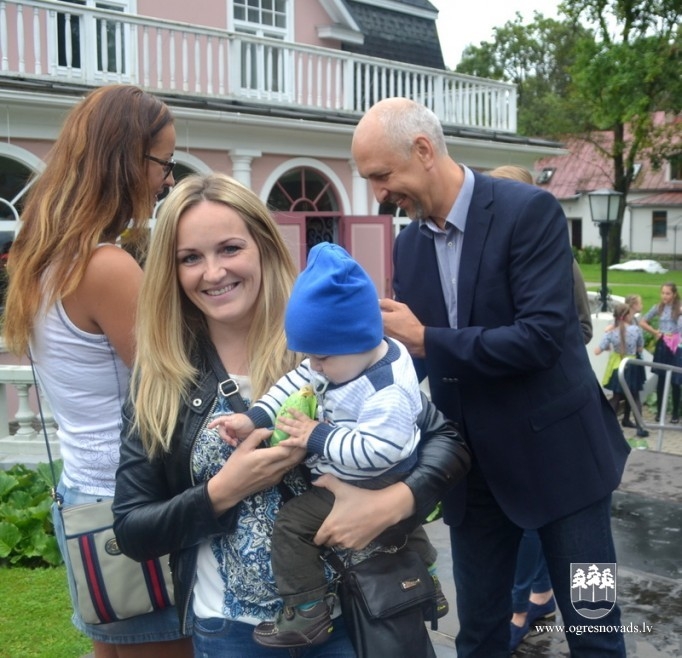 Aizsākta jauna tradīcija – jaundzimušo ogrēniešu sveikšana