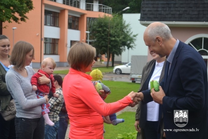 Aizsākta jauna tradīcija – jaundzimušo ogrēniešu sveikšana