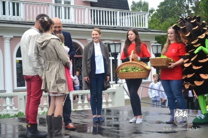 Aizsākta jauna tradīcija – jaundzimušo ogrēniešu sveikšana