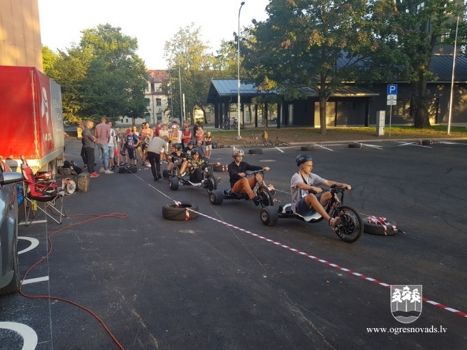 Ogrē aizvadīta Ogres un Lielvārdes novadu jauniešu diena “Bez panikas”
