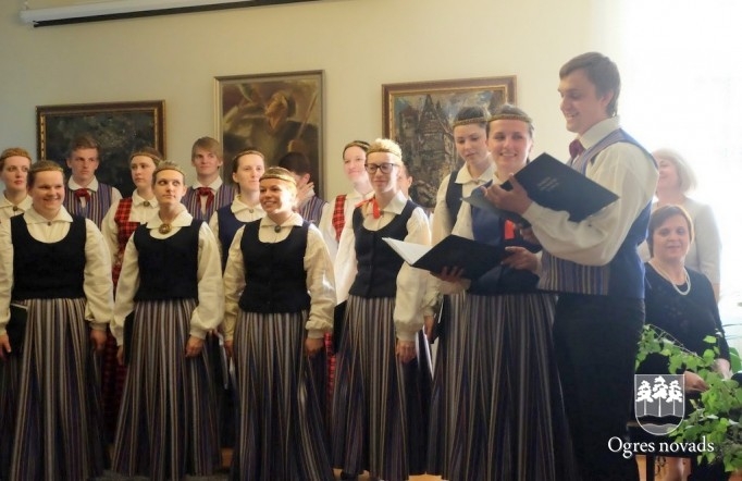 Dziedoši jaunieši liek raudāt Vācijā dzīvojošajiem latviešiem un dodas uz Ogres sadraudzības pilsētu Francijā