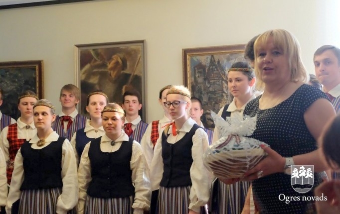 Dziedoši jaunieši liek raudāt Vācijā dzīvojošajiem latviešiem un dodas uz Ogres sadraudzības pilsētu Francijā