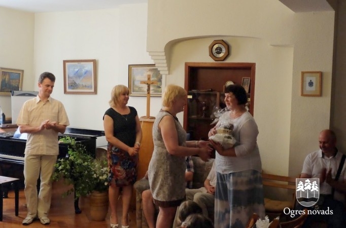 Dziedoši jaunieši liek raudāt Vācijā dzīvojošajiem latviešiem un dodas uz Ogres sadraudzības pilsētu Francijā