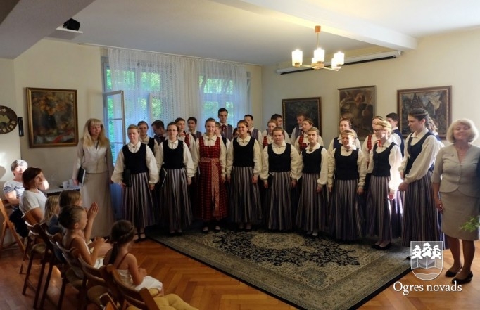 Dziedoši jaunieši liek raudāt Vācijā dzīvojošajiem latviešiem un dodas uz Ogres sadraudzības pilsētu Francijā