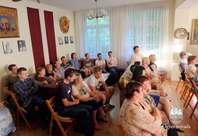 Dziedoši jaunieši liek raudāt Vācijā dzīvojošajiem latviešiem un dodas uz Ogres sadraudzības pilsētu Francijā