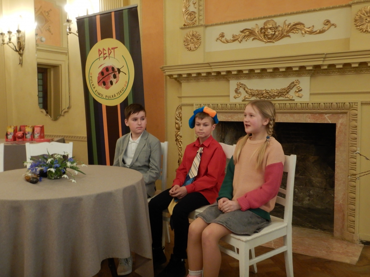 Novada bērni Latviešu biedrības namā piedalās stāstnieku konkursā Anekdošu virpulis