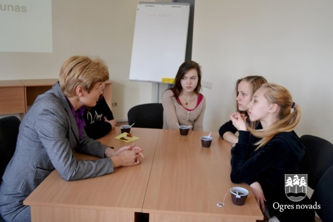 Jaunieši tiekas ar politiķiem