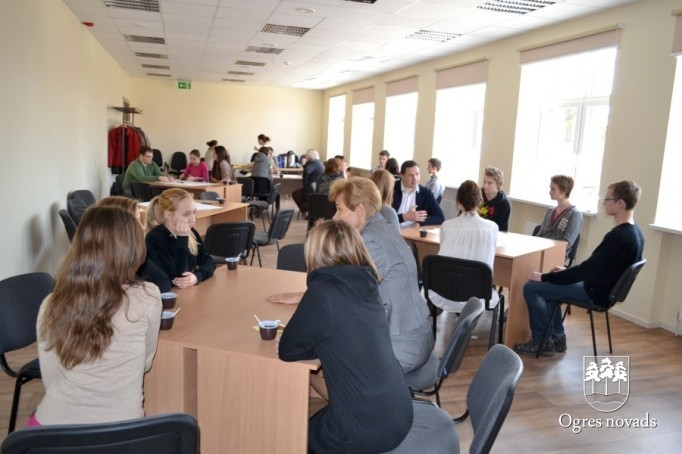 Jaunieši tiekas ar politiķiem