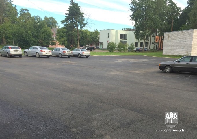 Tiek sakārtoti vairāki dzīvojamo māju pagalmi