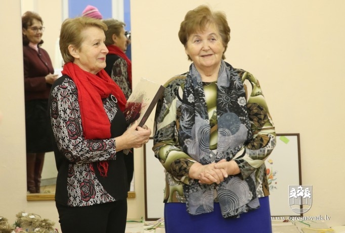 Ogres senioru rokdarbu pulciņa "Kamolītis" izstāde