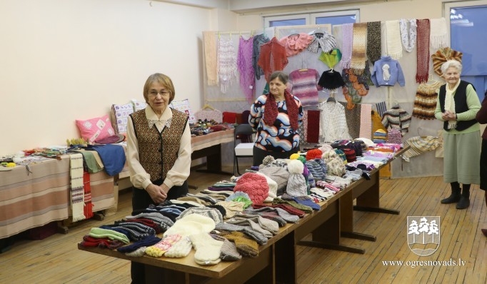 Ogres senioru rokdarbu pulciņa "Kamolītis" izstāde