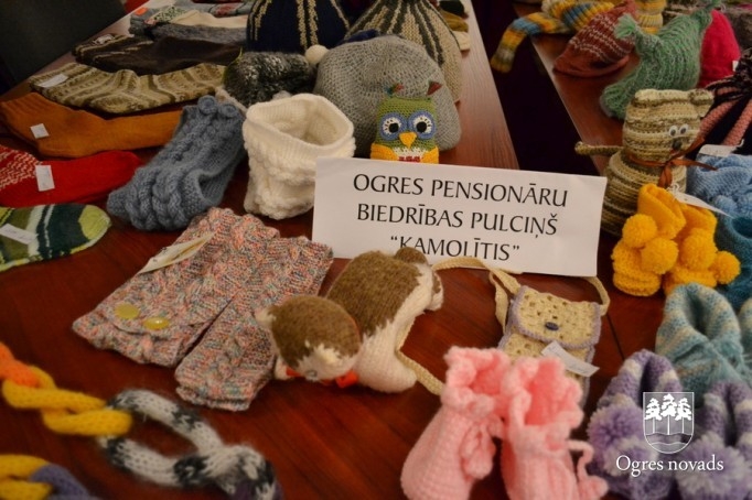 Ogres pensionāru biedrības rokdarbu izstāde "Kamolītis"
