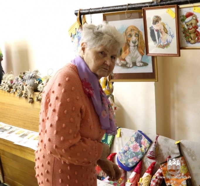 Ogres seniori atrāda savus rokdarbus