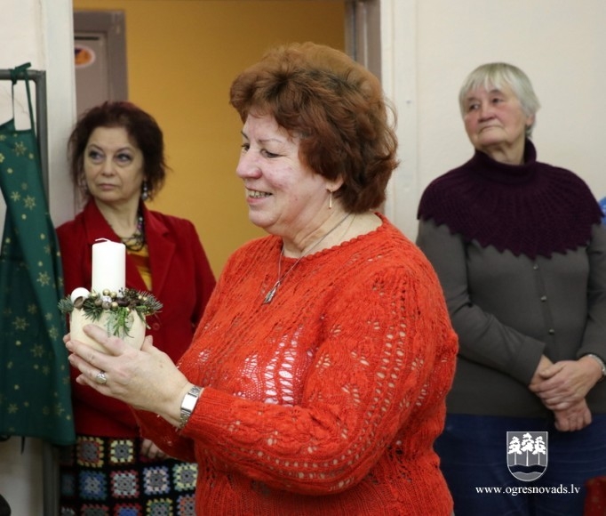 Ogres seniori atrāda savus rokdarbus