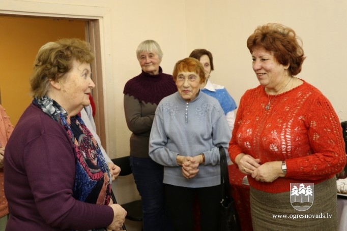 Ogres seniori atrāda savus rokdarbus