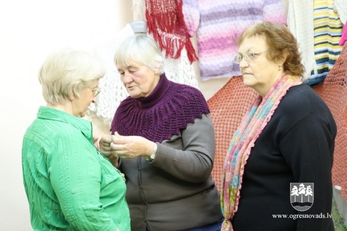 Ogres seniori atrāda savus rokdarbus