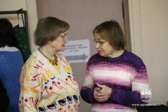Ogres seniori atrāda savus rokdarbus