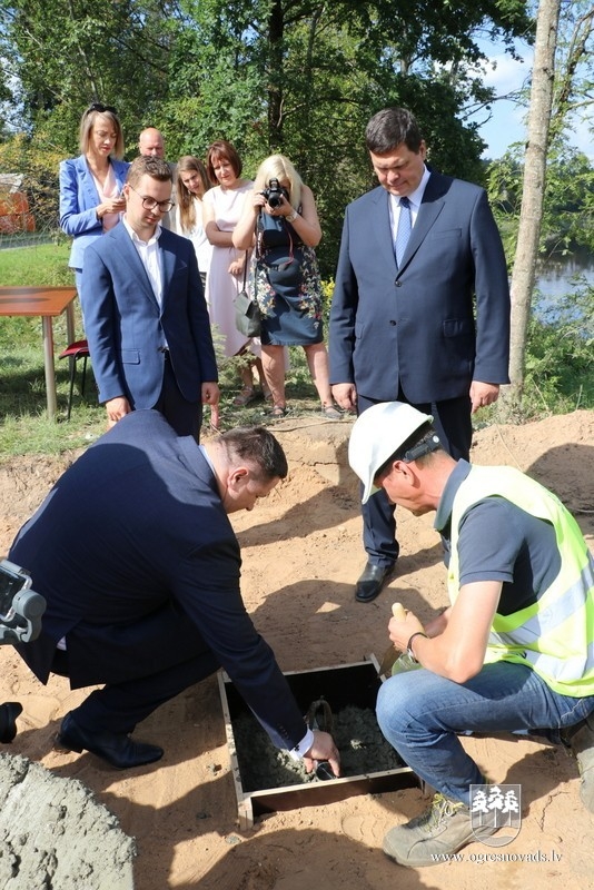 Topošā gājēju tilta pamatos iemūrē kapsulu ar vēstījumu