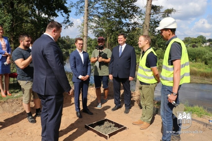 Topošā gājēju tilta pamatos iemūrē kapsulu ar vēstījumu