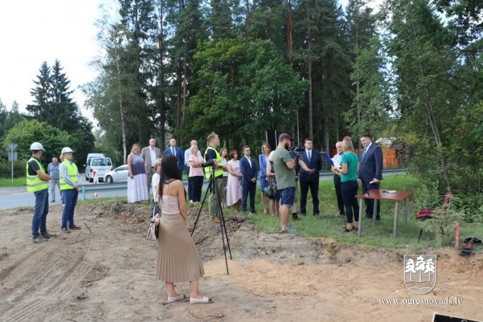 Topošā gājēju tilta pamatos iemūrē kapsulu ar vēstījumu