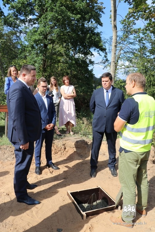 Topošā gājēju tilta pamatos iemūrē kapsulu ar vēstījumu