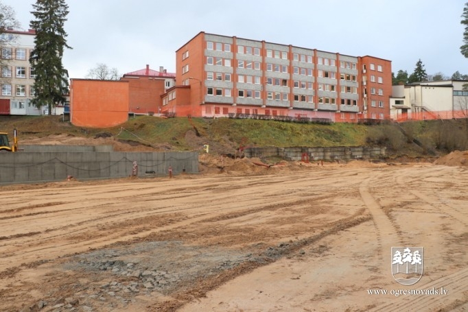 Skolas stadiona tribīņu pamatos iemūrē kapsulu ar vēstījumu