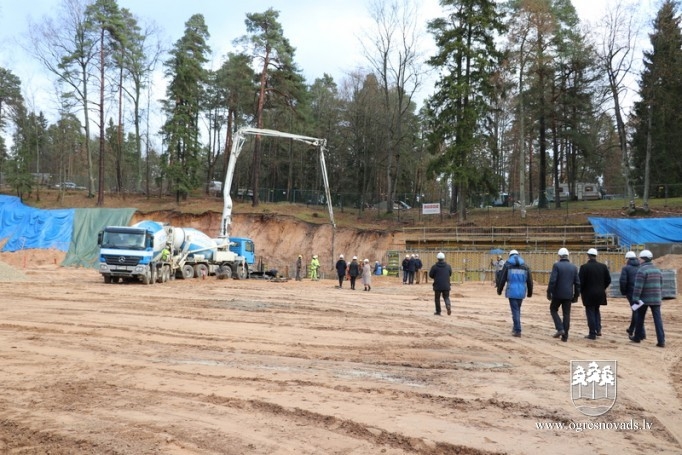 Skolas stadiona tribīņu pamatos iemūrē kapsulu ar vēstījumu