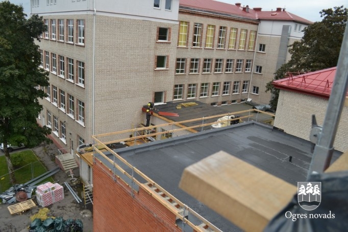 ASV karavīri turpina Ogres 1. vidusskolas jumta renovācijas darbus