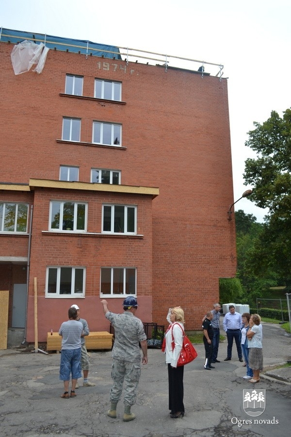 ASV karavīri turpina Ogres 1. vidusskolas jumta renovācijas darbus