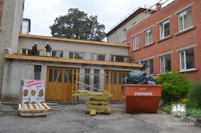 ASV karavīri turpina Ogres 1. vidusskolas jumta renovācijas darbus